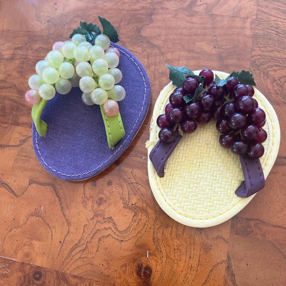 NWOT-Darling flip-flop wine glass “charms”